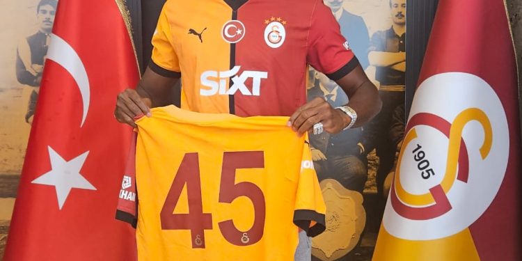 PHOTOS: Victor Osimhen Talking To Galatasaray President, Dursun Aydın Özbek
